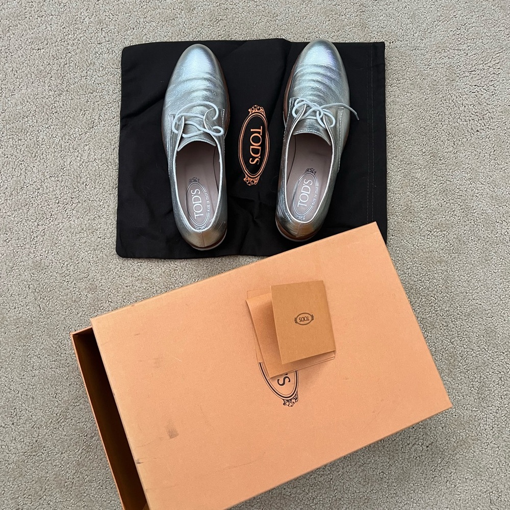 Tod's Silver Oxfords with Sleek Design